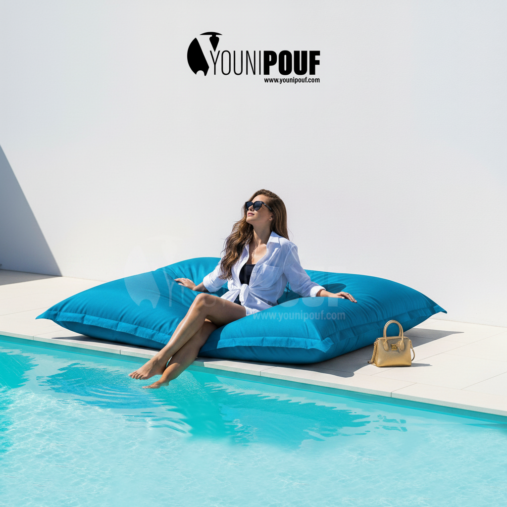 Pouf piscine bleu YOUNIPOUF avec assise confortable, idéal pour la détente et les espaces outdoor.