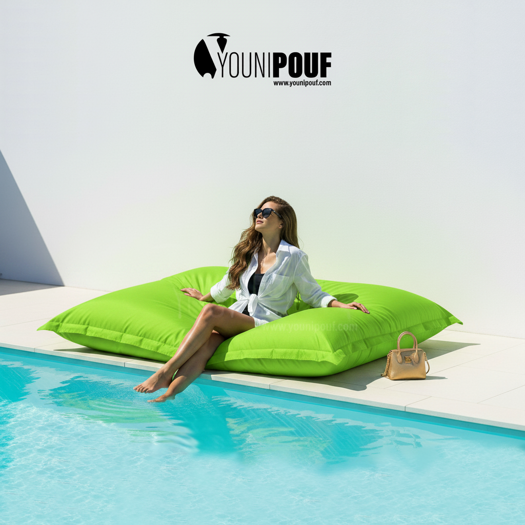 Pouf géant vert fluo YOUNIPOUF au bord d’une piscine, confort premium et détente outdoor au Maroc.