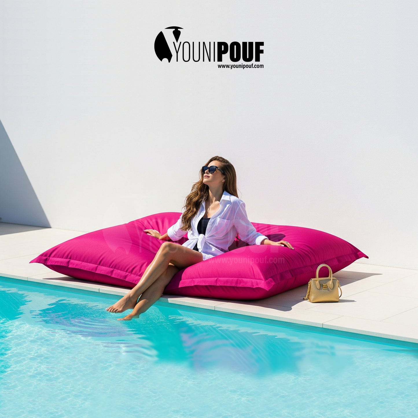 Mobilier outdoor YOUNIPOUF avec pouf géant rose, ambiance estivale et détente au bord de la piscine.