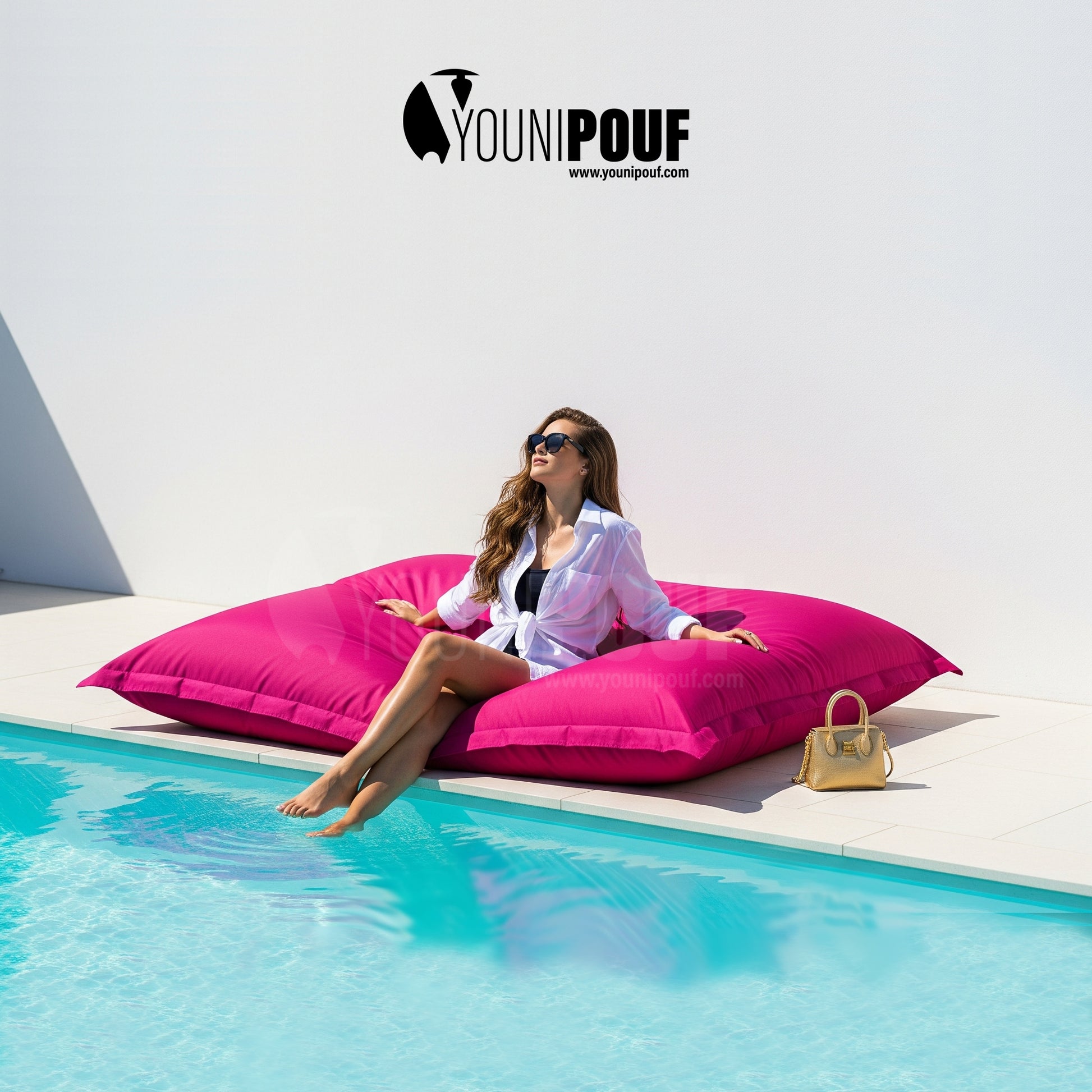Mobilier outdoor YOUNIPOUF avec pouf géant rose, ambiance estivale et détente au bord de la piscine.